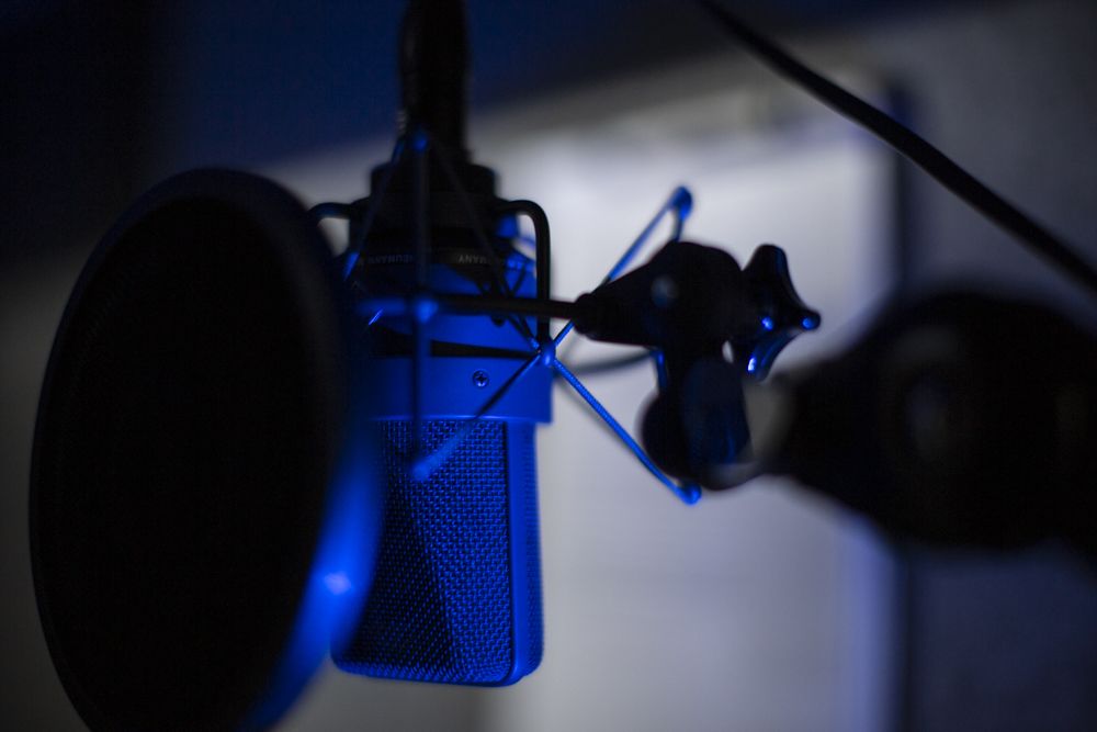 Condenser microphone with pop filter under blue light